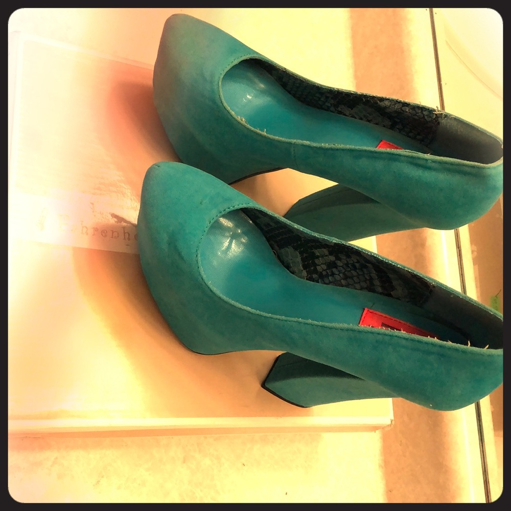 Fahrenheit Teal- Velvet Pumps Size 6